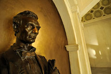 Photo of Lincoln's bust