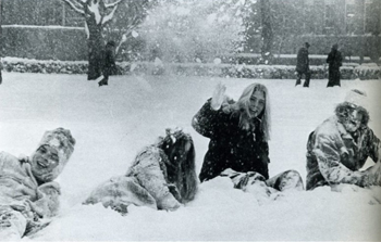 The snowstorms of 1976-77 covered Champaign-Urbana with heavy blankets of snow and ice. (Copyright Illini Media / 1978 Illio) Snow Day